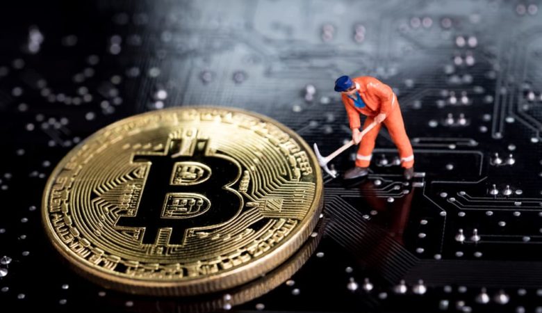 bitcoin mining shutterstock 780x450 1 - افت قیمت شدید بیت کوین و آلتکوین ها در یکشنبه