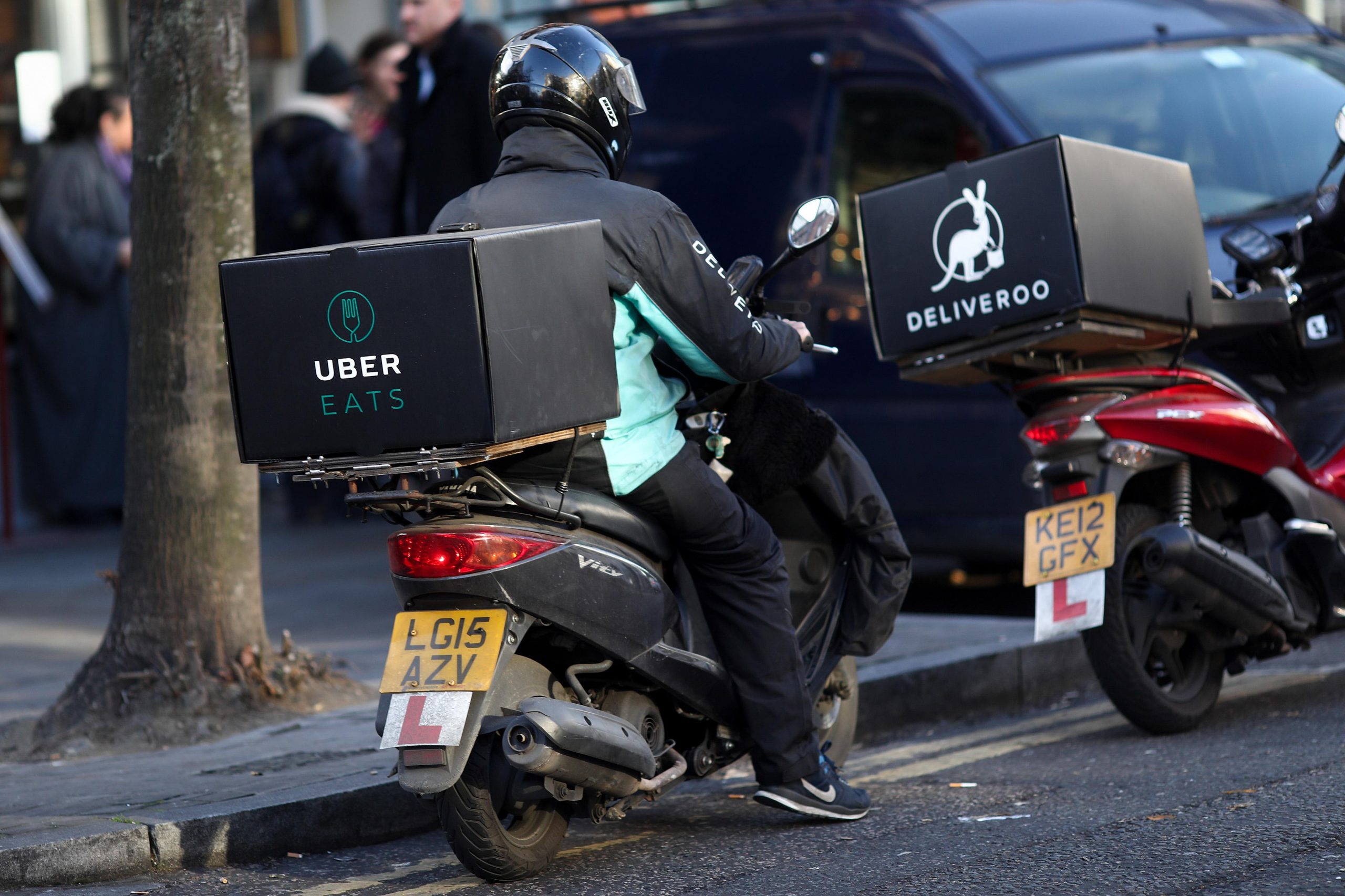 BG uber deliveroo delivery scaled - شرکت  Uber Eats قصد دارد شرکت Postmates را بخرد!