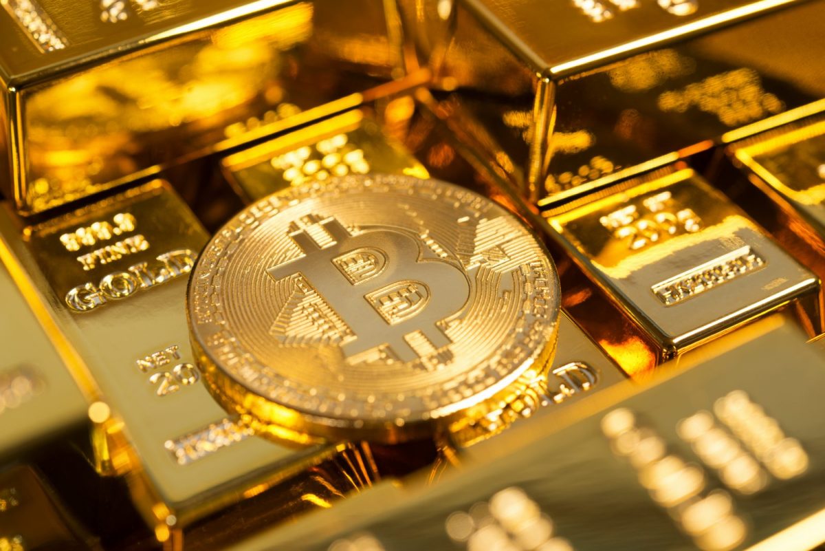 Bitcoin and gold - آیا با رسیدن طلا به بالاترین قیمت ثبت شده، رمز ارزها همچنان رکود را تجربه می کنند؟