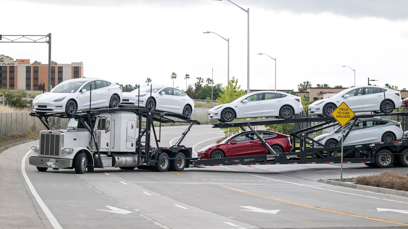 tesla 1 - تحلیلگر استنلی مورگان: کمپانی 300 میلیارد دلاری تسلا بسیار کوچکتر از آمازون و اپل 300 میلیارد دلاری است!