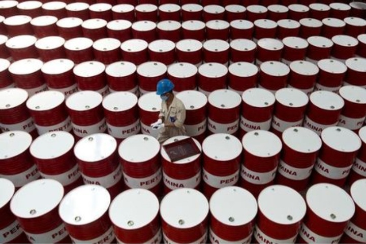 نفت 4 - نفت به علت کاهش احتمالی عرضه در نشست چهارشنبه اوپک کاهش یافت