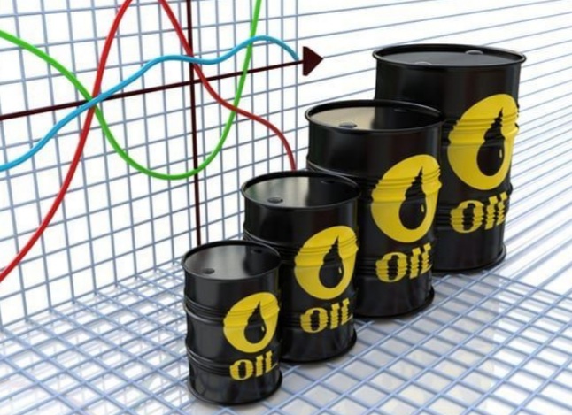 نفت 5 - معاملات آتی نفت پایین‌تر تمام شد، اما قیمت‌های ایالات متحده در این هفته سود کردند