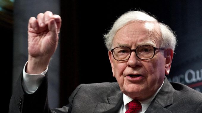 Warren Buffet on Bitcoin Again Shout it as Gambling Device and Button of His Jacket 678x381 1 - وارن بافت بر خلاف اعتقادات قبلی خود طلا خرید،آیا بیت کوین سرمایه گذاری بعدی اوست؟!