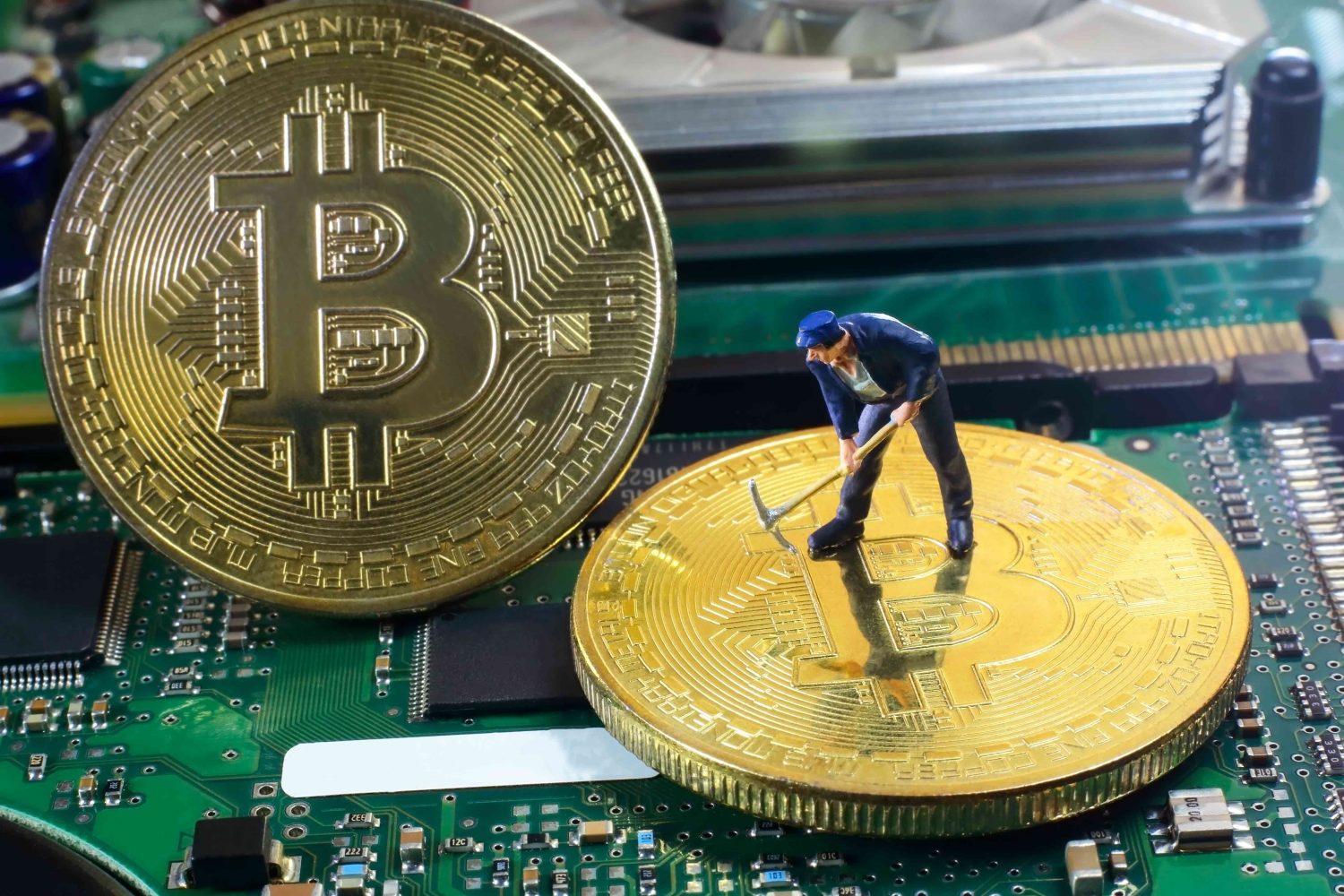bitcoin miners - ماینرهای بیت کوین در ماه گذشته، 368 میلیون دلار درآمد داشتند