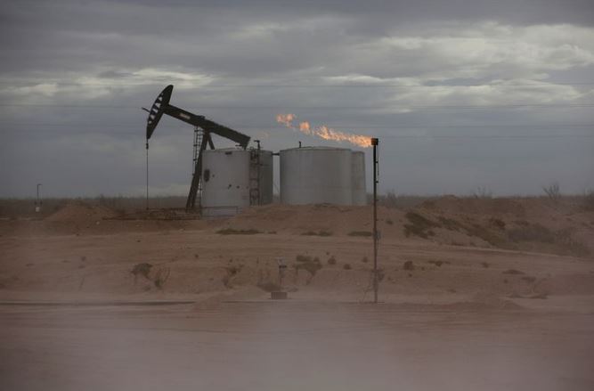 نفت اوپک کرونا 1 - رشد قیمت نفت همزمان با مختل شدن تولید نفت به دلیل طوفان سالی و کاهش سهام شرکت‌های نفتی