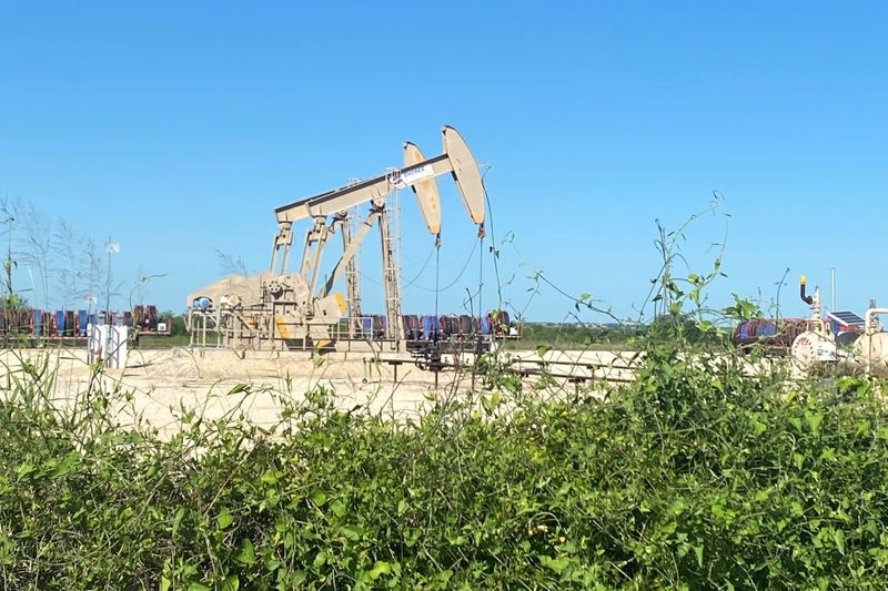 نفت 4 - با افزایش ذخایر آمریکا، قیمت نفت کاهش یافت
