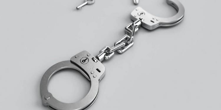 handcuffs - 92 هزار دلار بیت کوین از دو سرمایه گذار خارجی در پاکستان به سرقت رفت