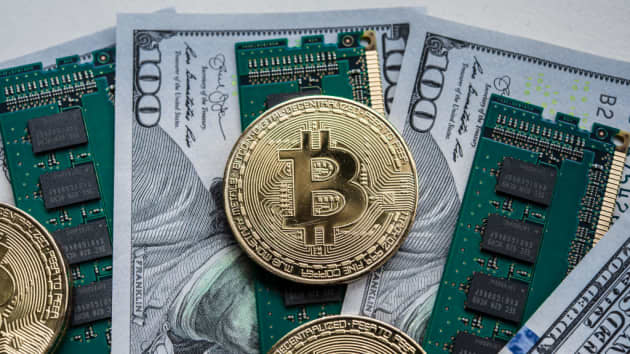 106737355 1602234446157 gettyimages 872670632 set04375 bitcoin 24oct2017 kw0564 - هشدار مصر به شهروندان خود درباره معاملات بیت کوین