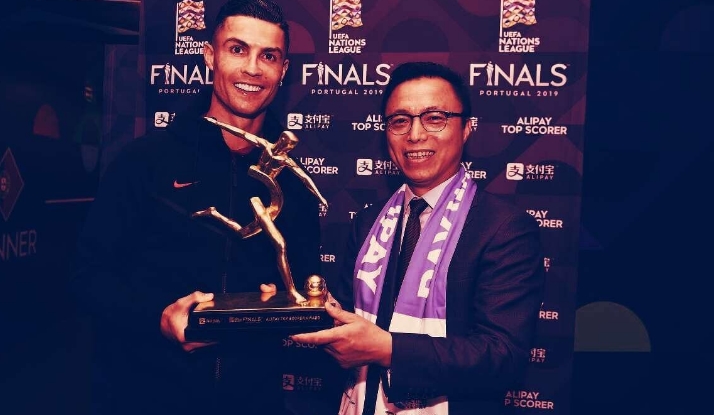 2021 07 12 21 17 26 Cristiano Ronaldos Euro 2020 Top Scorer Trophy Is Now a Blockchain based Collec - جایزه بهترین گلزن یورو 2020 که به کریستیانو رونالدو اهدا شده بود، اکنون به صورت یک مجموعه کلکسیونی مبتنی بر بلاکچین درآمده است
