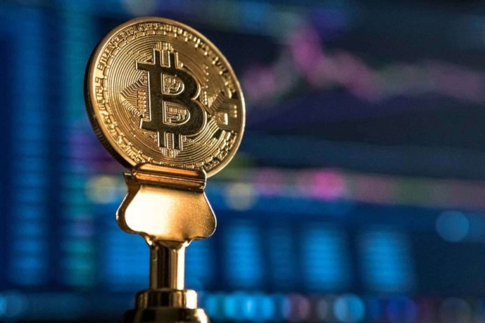 bitcoin on table 1 696x464 1 - محصولات سرمایه گذاری کریپتو در شش هفته گذشته تقریبا 115 میلیون دلار خروج داشته است