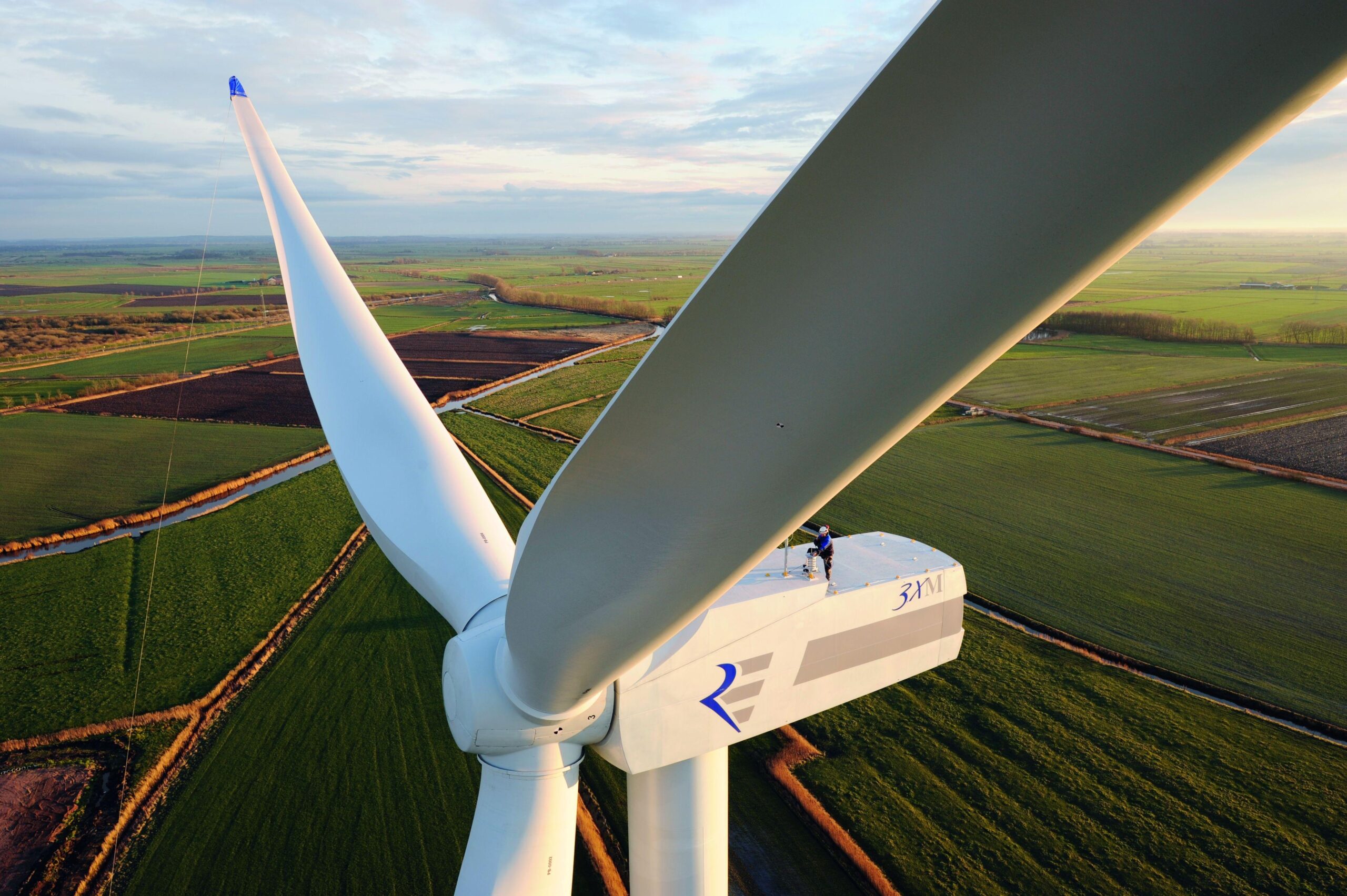 wind turbine 8 scaled - 5 رمزارز با مصرف بهینه انرژی برای سرمایه گذاری