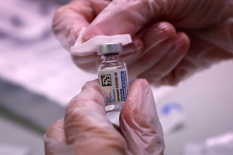 LYNXMPEH9E0L9 L - مشاوران FDA ایالات متحده در مورد دوز تقویت کننده واکسن جانسون و جانسون رای می دهند