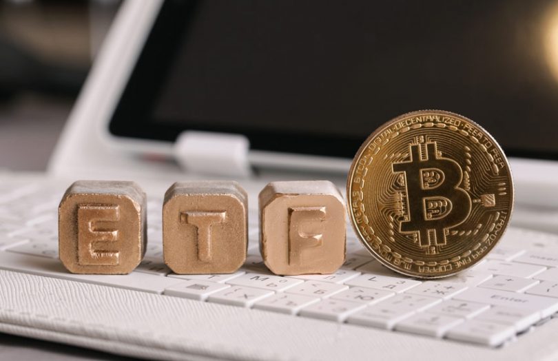 bitcoin etf 810x524 1 - صندوق های ETF آتی بیت کوین می توانند بازده نقدی و حامل را افزایش دهند