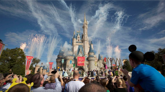Disney World - دیزنی ورلد سیاست اجباری واکسیناسیون کووید-19 را به حالت تعلیق درآورده است