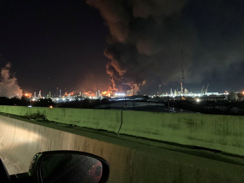 exxon - چهار مجروح در آتش سوزی در پالایشگاه نفت Exxon، واقع در بی تاون، تگزاس