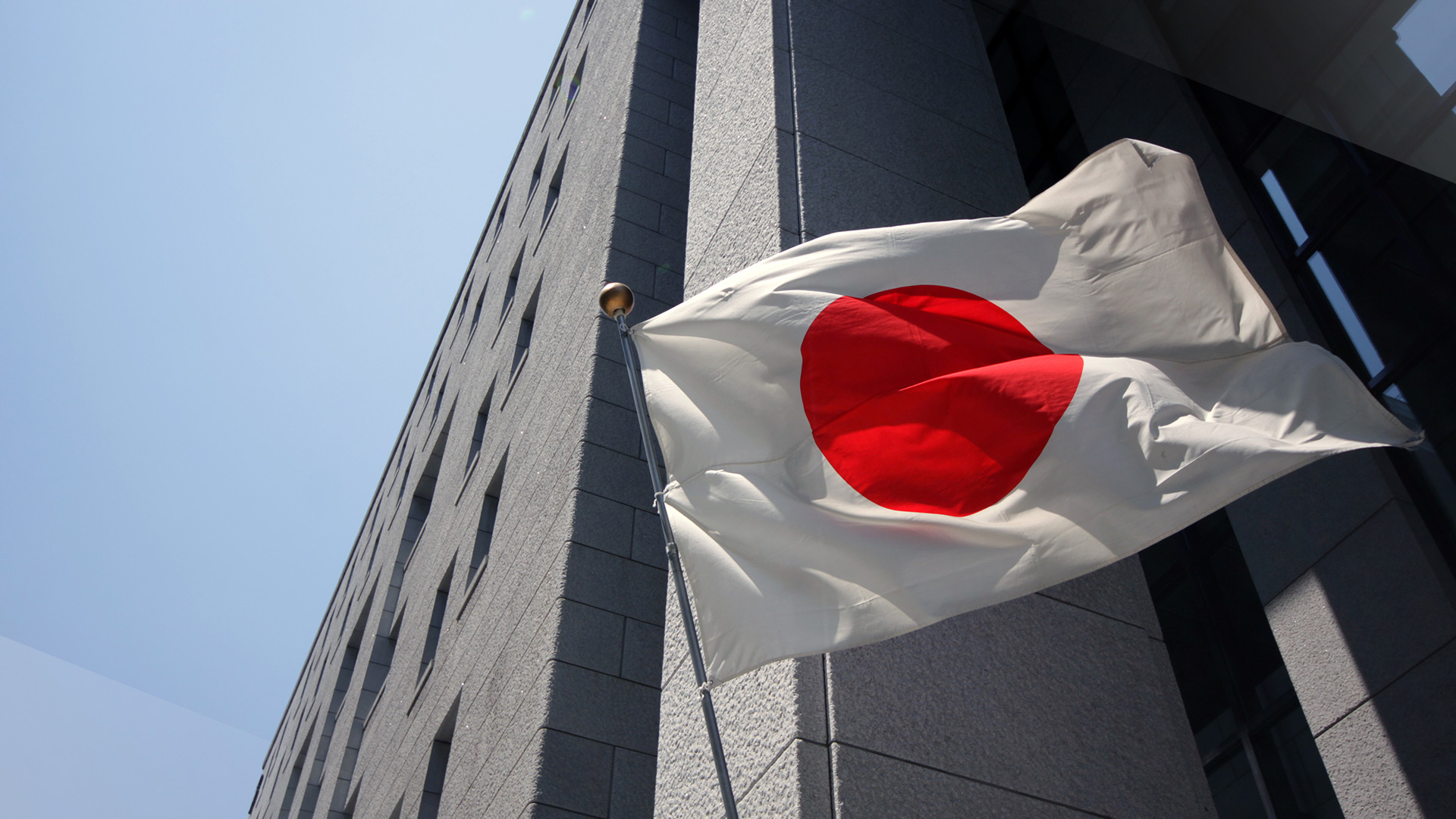 japan flag building - بزرگترین بانک ژاپن پروژه شبکه پرداخت بلاک چین خود را متوقف می کند