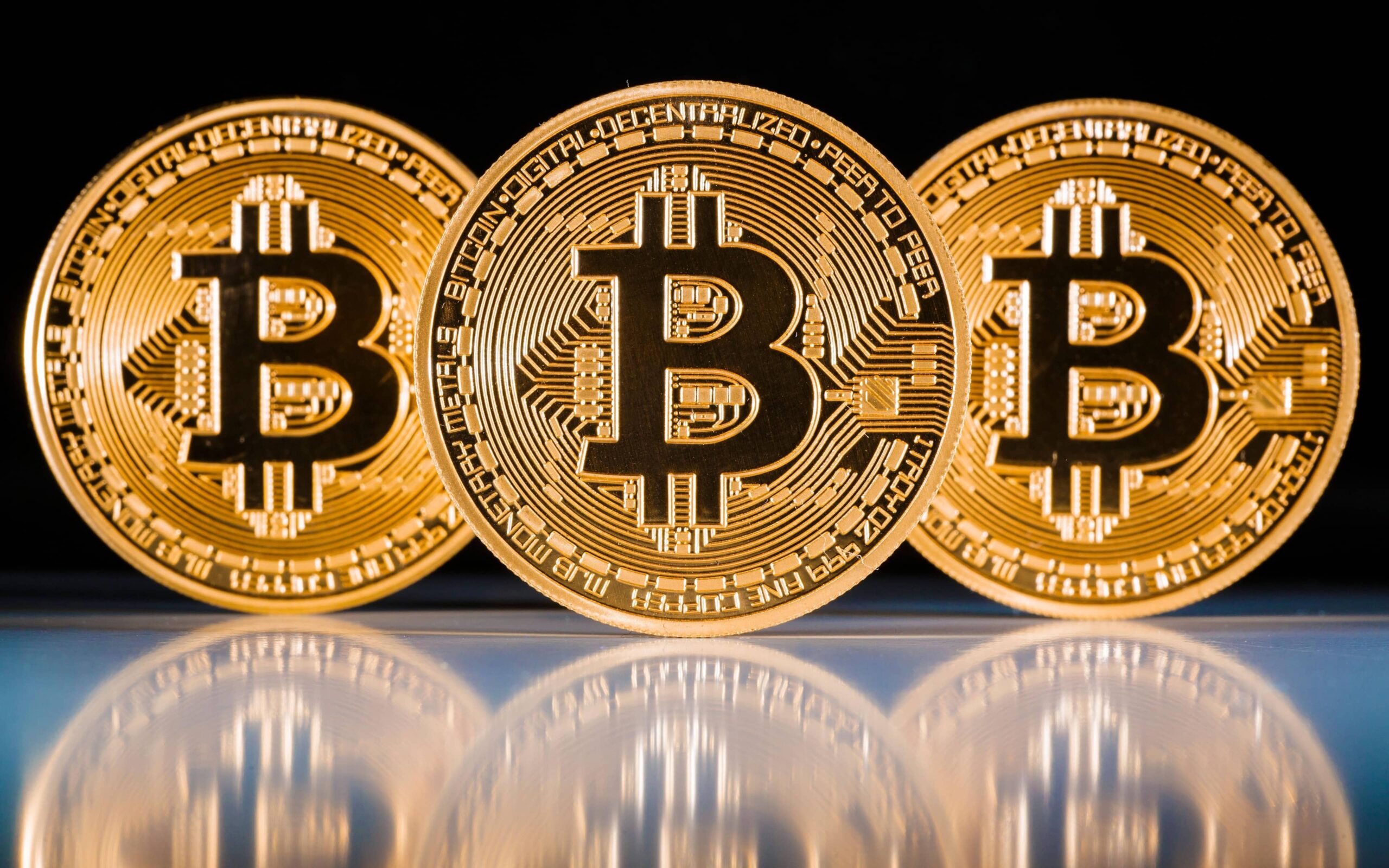 bitcoin 4k concepts gold coins bitcoin sign scaled - همبستگی بیت کوین با سهام به پایین ترین حد 2 ماهه رسیده است