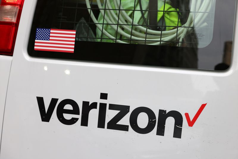 LYNXNPEI3H0D5 L - شرکت Verizon حداقل دستمزد برای کارمندان آمریکایی را به 20 دلار در ساعت افزایش داد