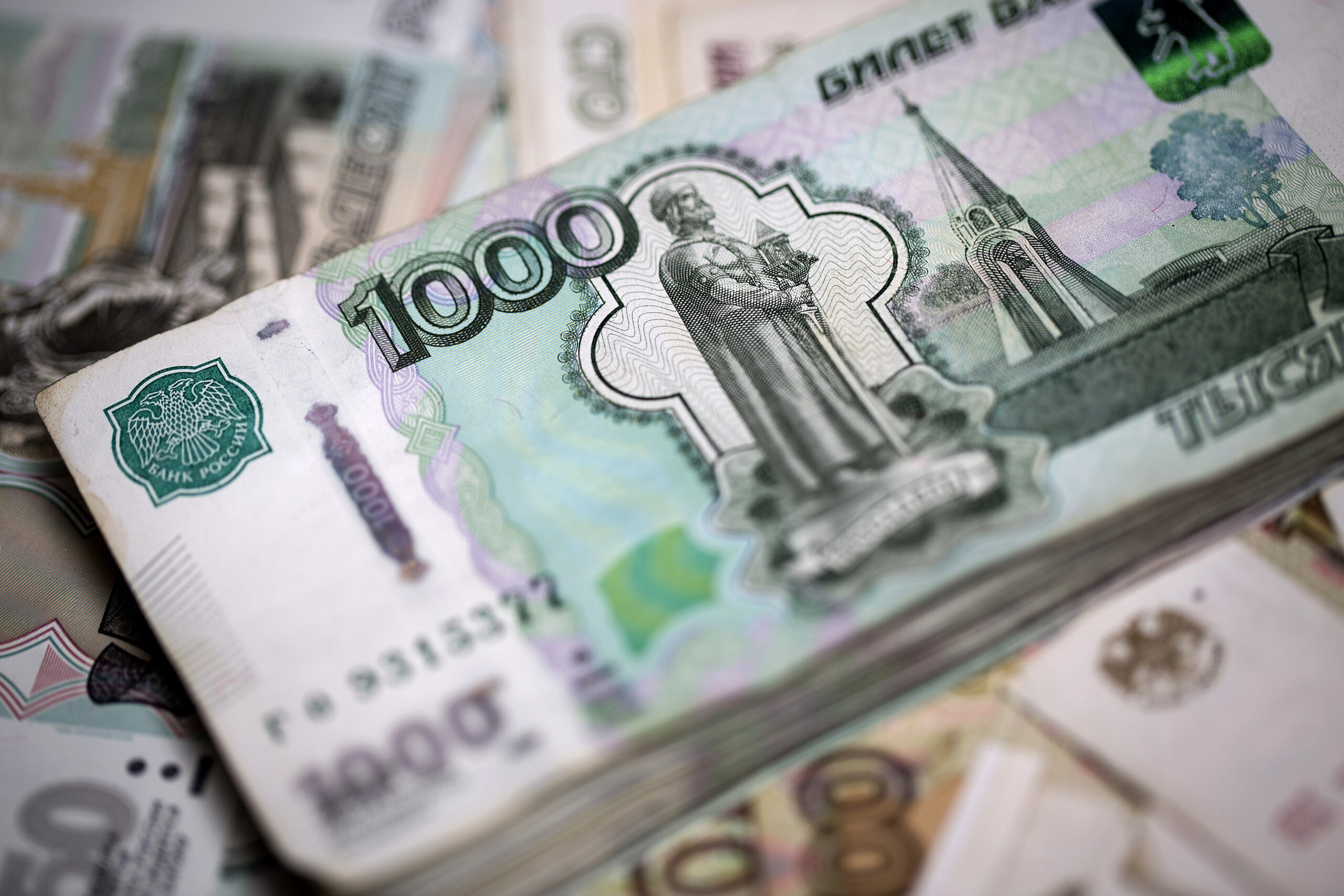 Q5WZ7O2GZBBLRPUODVGJZPQ6LM scaled - سرمایه گذاری روس ها در اتحادیه اروپا به 10 هزار یورو محدود شد