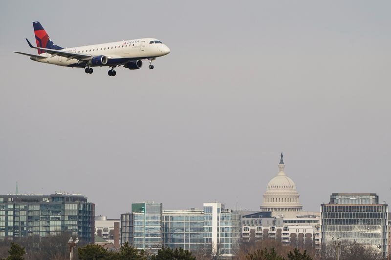 دلتا - دو شرکت بزرگ هواپیمایی آمریکا پیش بینی درآمد خود برای سه ماهه جاری را افزایش دادند