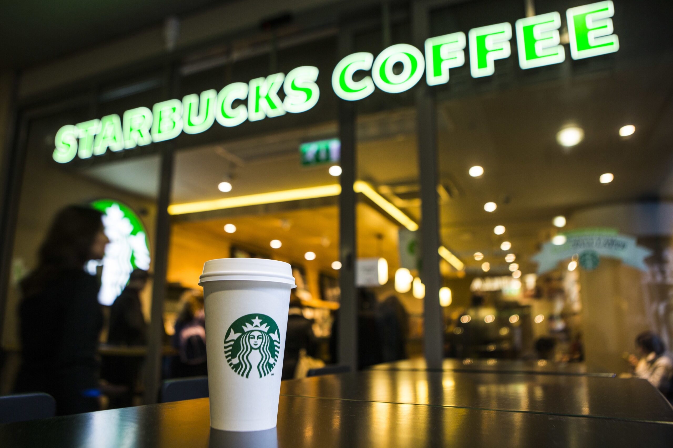 uk london starbucks coffee 527553186 ebe0ffe765ef4bd1acaa2e22b2c0cdc7 scaled - استارباکس از برنامه پاداش Web3 برای جذب مشتریان جدید استفاده می کند