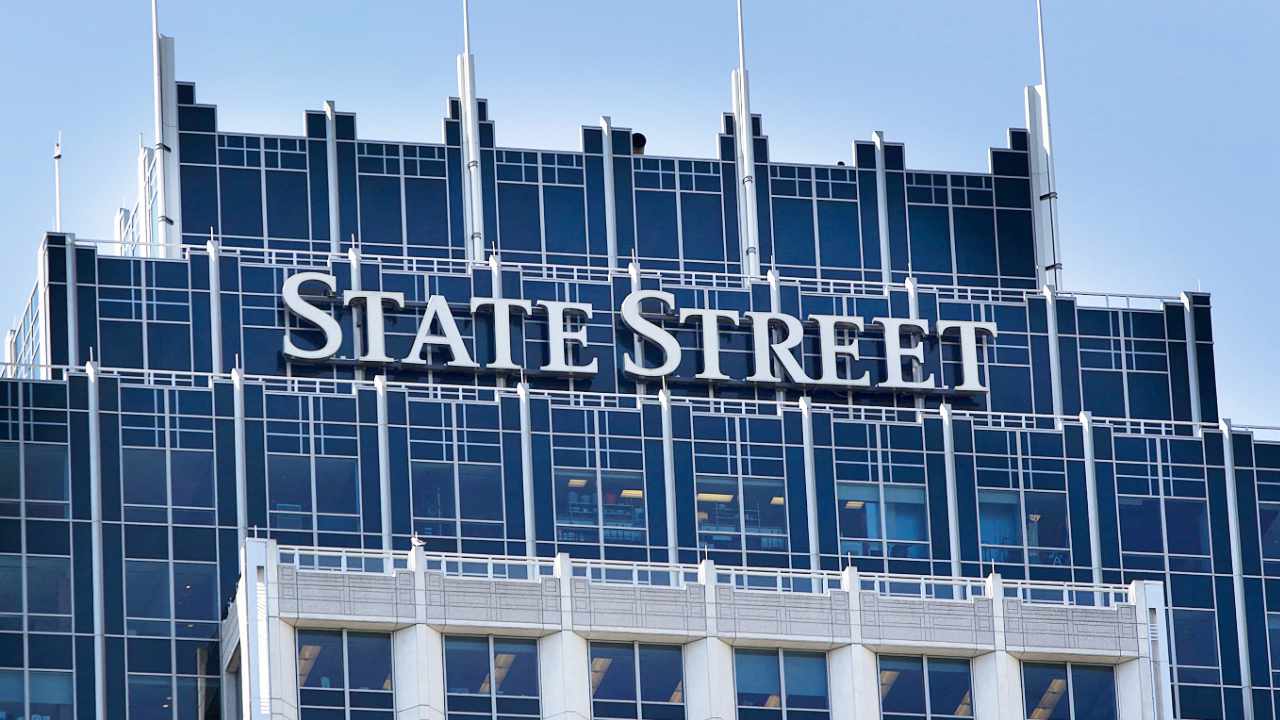 state street - بر خلاف ریزش بازار رمزارزها، تقاضای نهادی برای آن ها کاهشی نداشته است